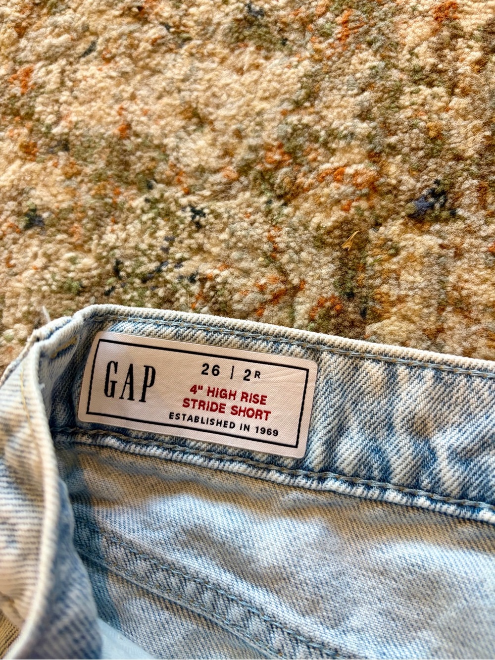 Women’s Gap High Rise Stride Denim Shorts Size 26/2 4” Inseam - Picture 4 of 7